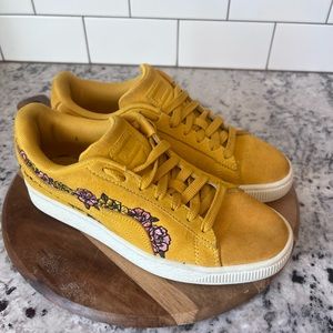 Puma Suede Embroidered Floral Low Cut Sneakers Women’s 6